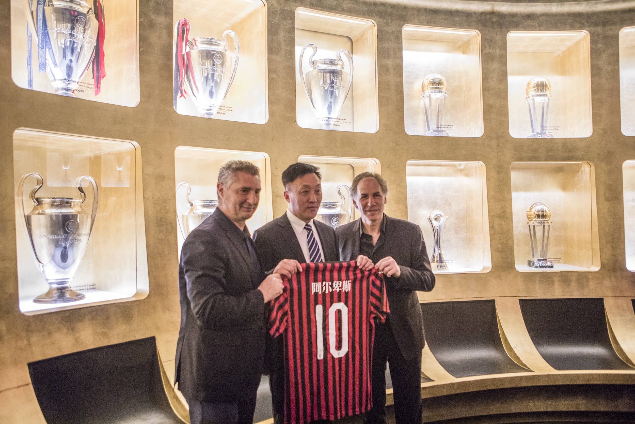 记者：邵佳一探班U22国足训练，与主帅安东尼奥相谈甚欢