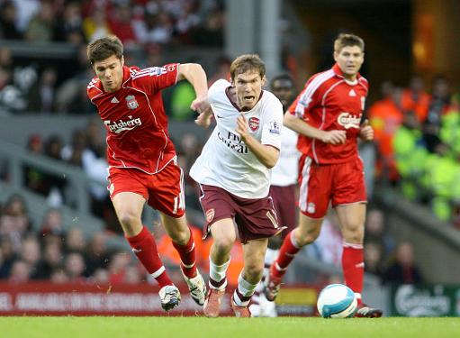 感谢恩师，出自崇明基地的海港球员将奖牌挂在徐根宝脖子上