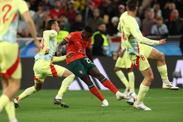 为了赢，你的面相都变了！ 贺希宁在底角用力使相，都快变成布克了