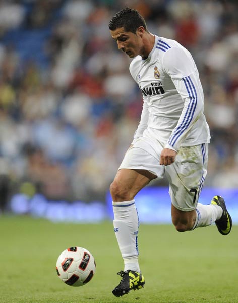 皇马双星伤愈在即！赫伊森卡马文加或战塞尔塔，后防线告急考验银河战舰