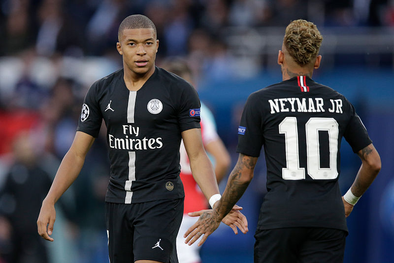 山东泰山选择韩鹏执教，凭借其责任感和团队精神，重燃球队斗志，提升士气，取得进步。