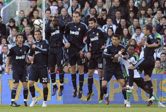 解锁体验卡，英乙比赛中裁判受伤，一球迷走下看台参与执法