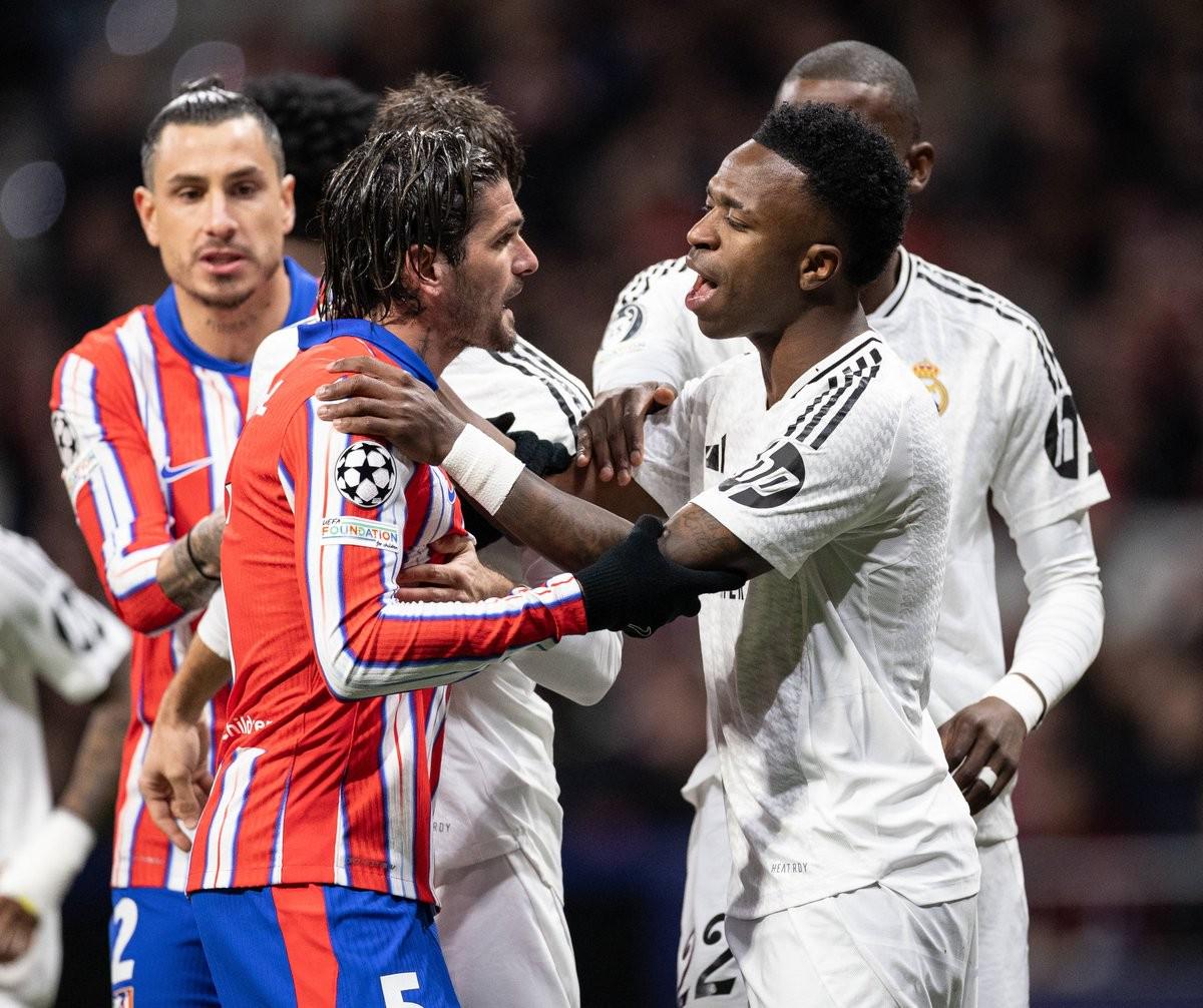 解锁体验卡，英乙比赛中裁判受伤，一球迷走下看台参与执法