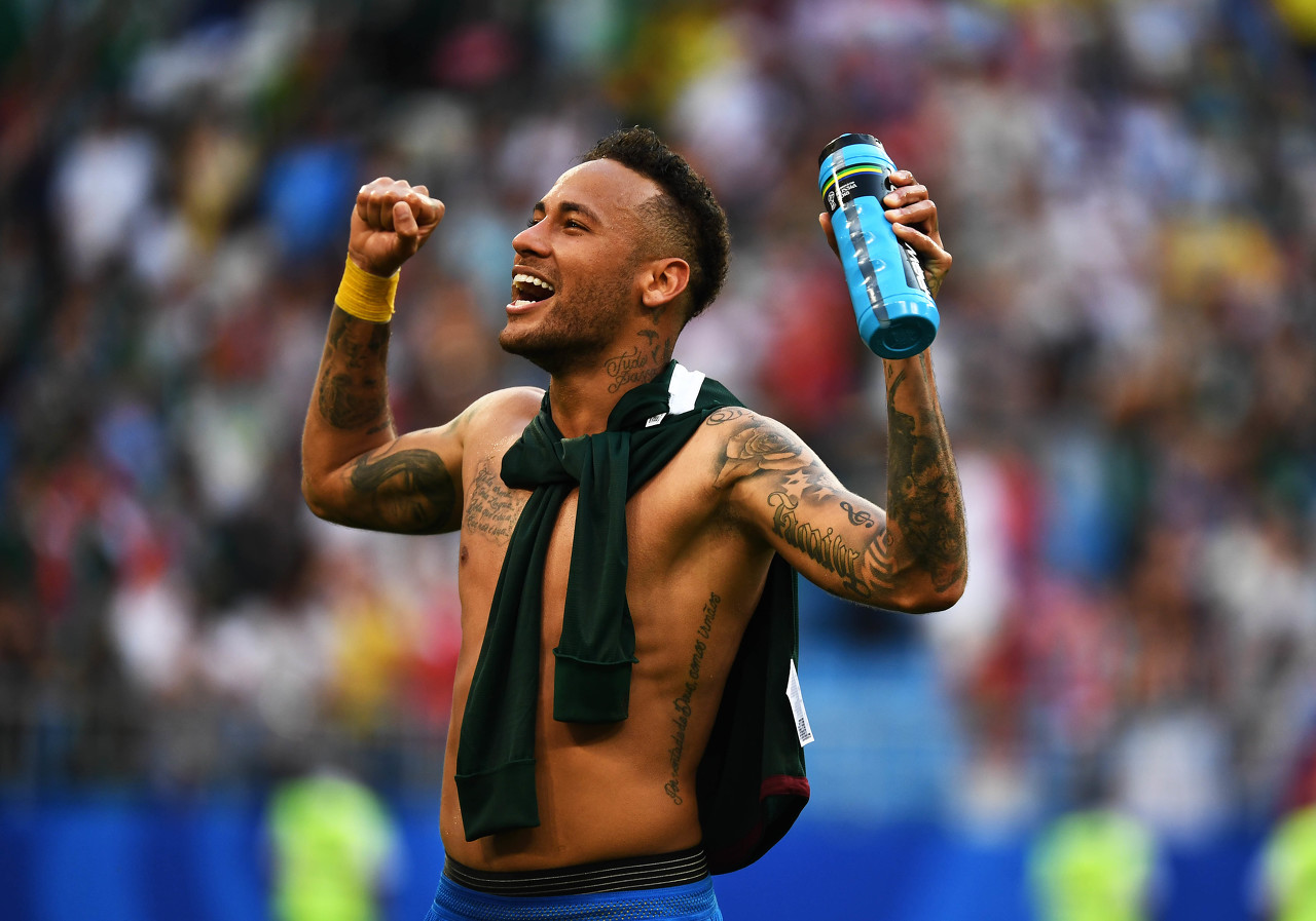 记者：邵佳一探班U22国足训练，与主帅安东尼奥相谈甚欢